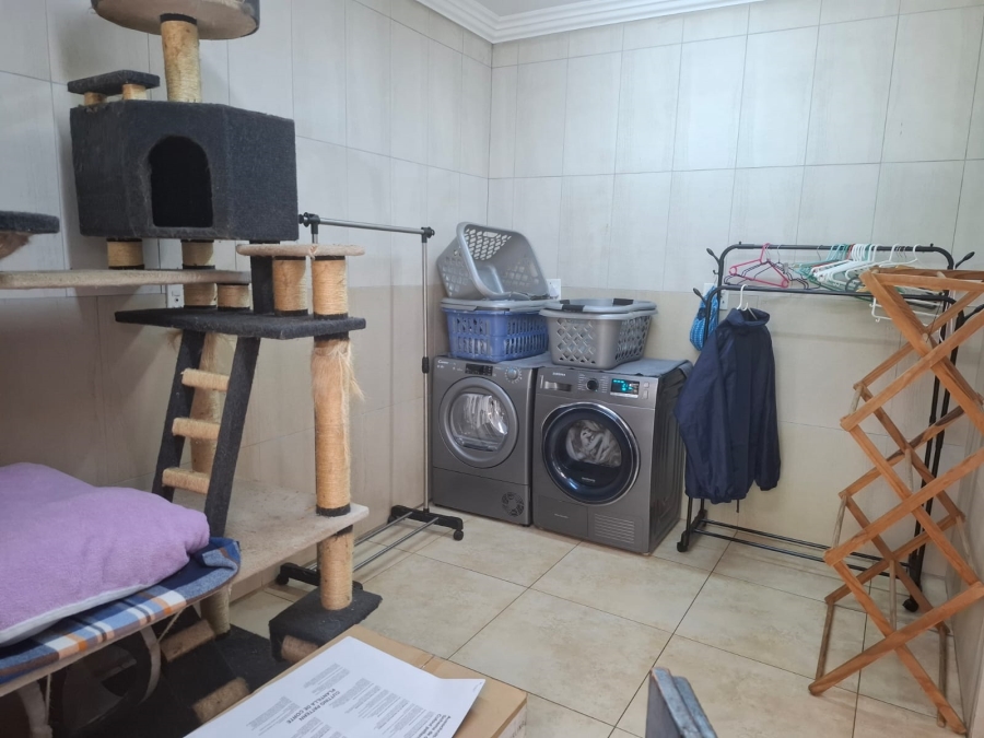 4 Bedroom Property for Sale in Unitas Park Gauteng