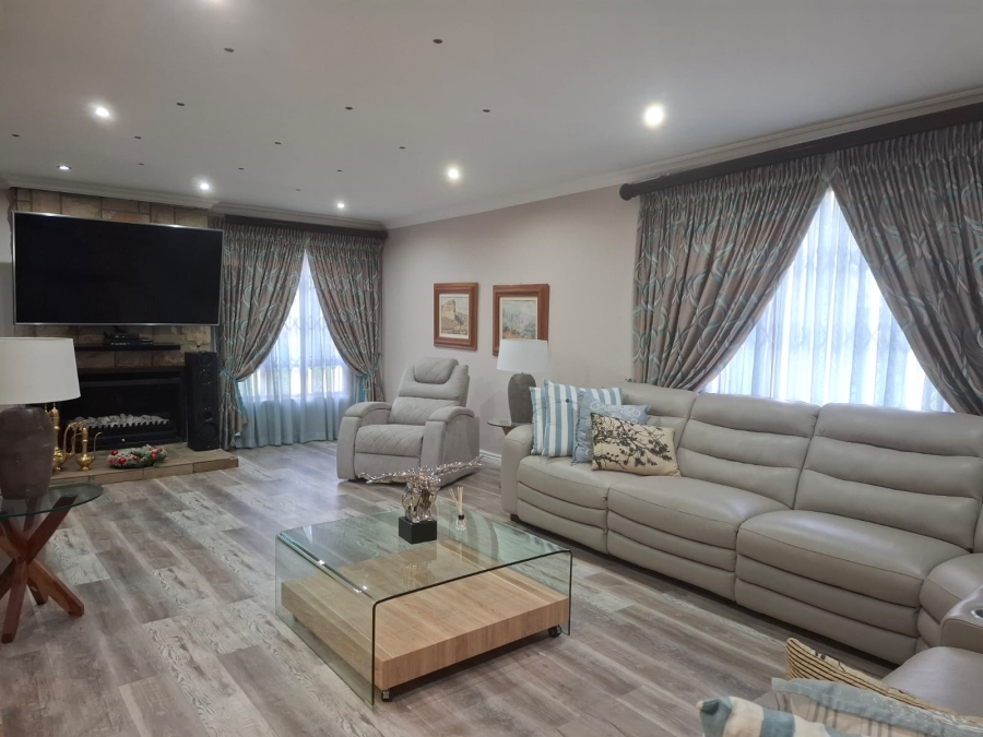 4 Bedroom Property for Sale in Unitas Park Gauteng