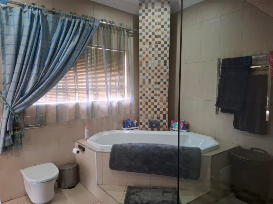 4 Bedroom Property for Sale in Unitas Park Gauteng