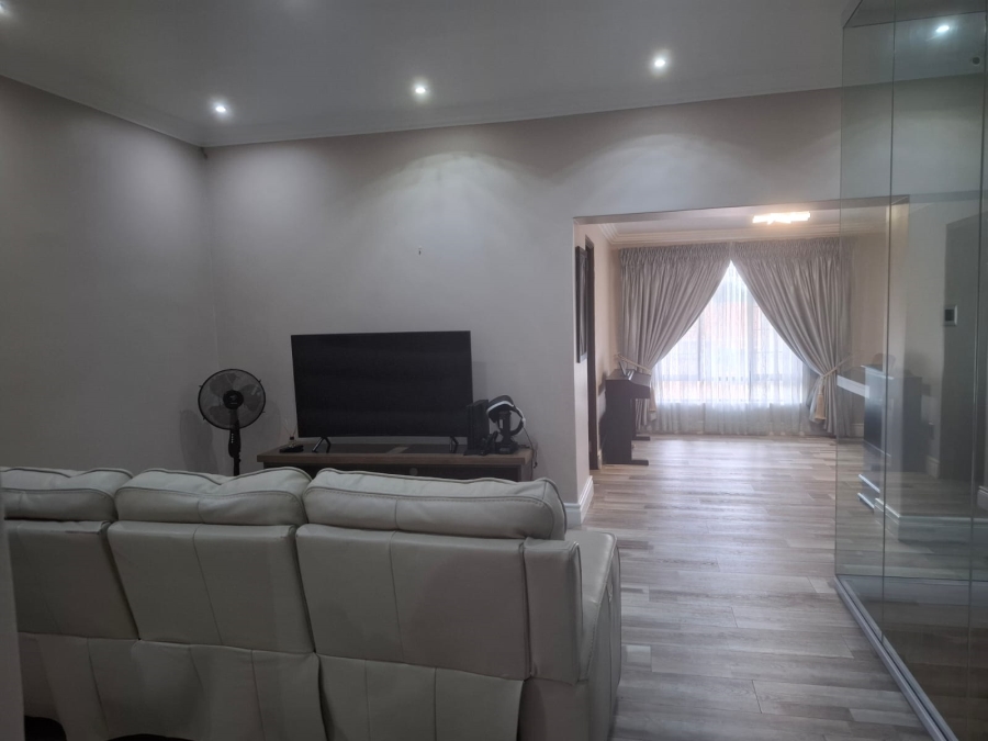 4 Bedroom Property for Sale in Unitas Park Gauteng