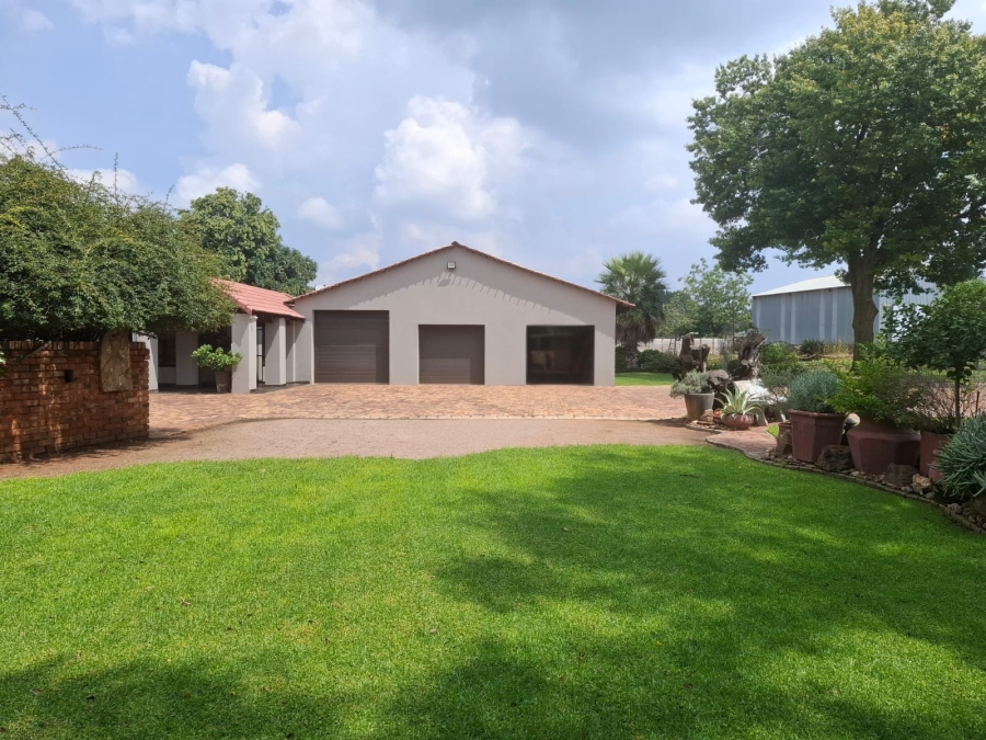 4 Bedroom Property for Sale in Unitas Park Gauteng