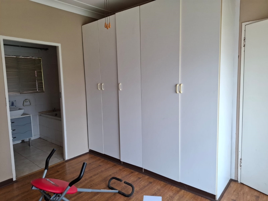 4 Bedroom Property for Sale in Unitas Park Gauteng