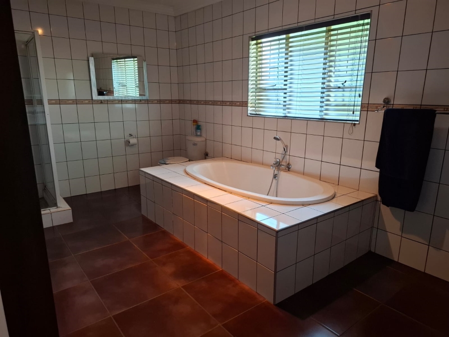 4 Bedroom Property for Sale in Unitas Park Gauteng