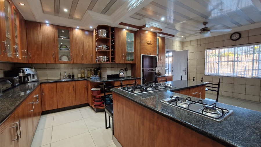 6 Bedroom Property for Sale in Eldoraigne Gauteng