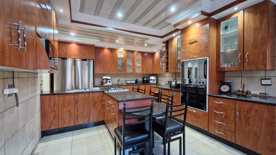 6 Bedroom Property for Sale in Eldoraigne Gauteng