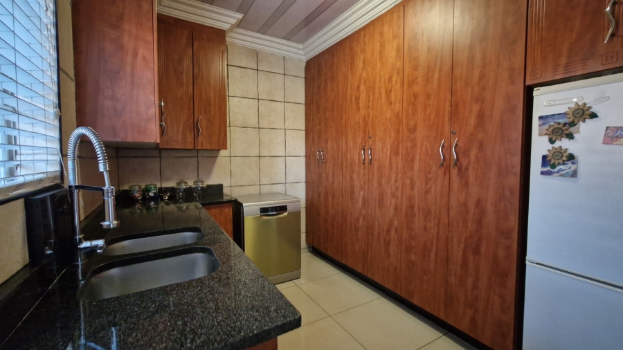 6 Bedroom Property for Sale in Eldoraigne Gauteng
