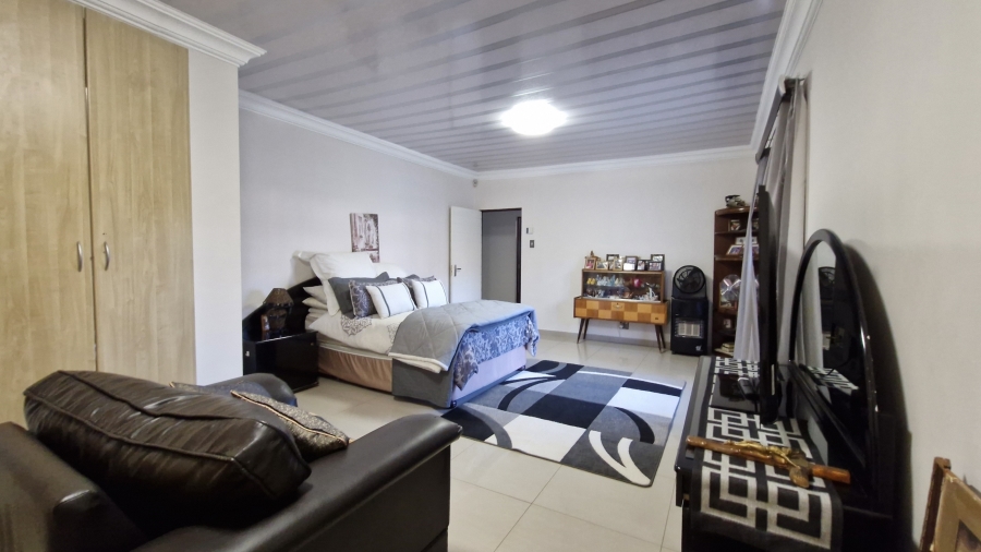 6 Bedroom Property for Sale in Eldoraigne Gauteng
