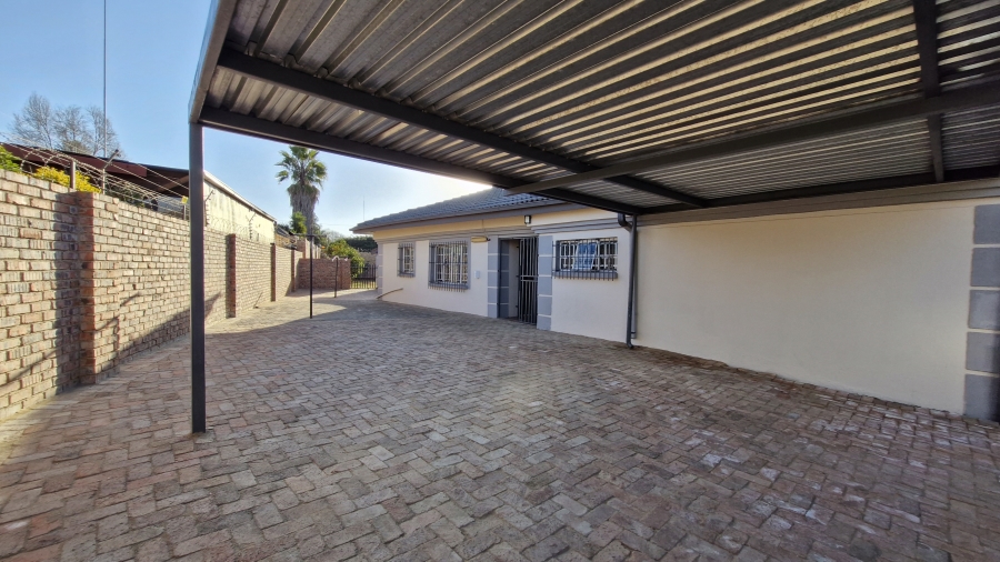 6 Bedroom Property for Sale in Eldoraigne Gauteng