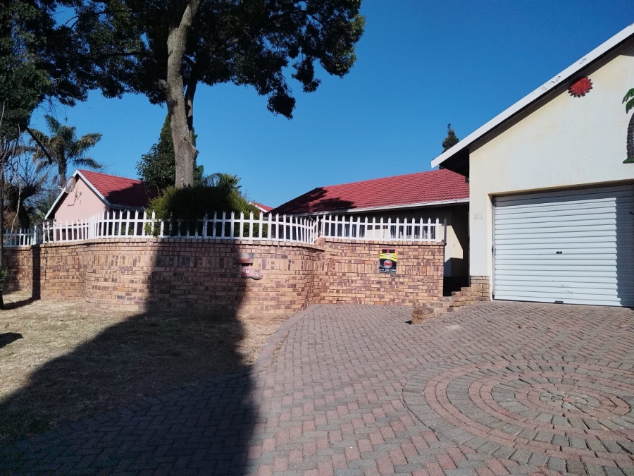 To Let 4 Bedroom Property for Rent in Birchleigh North Gauteng