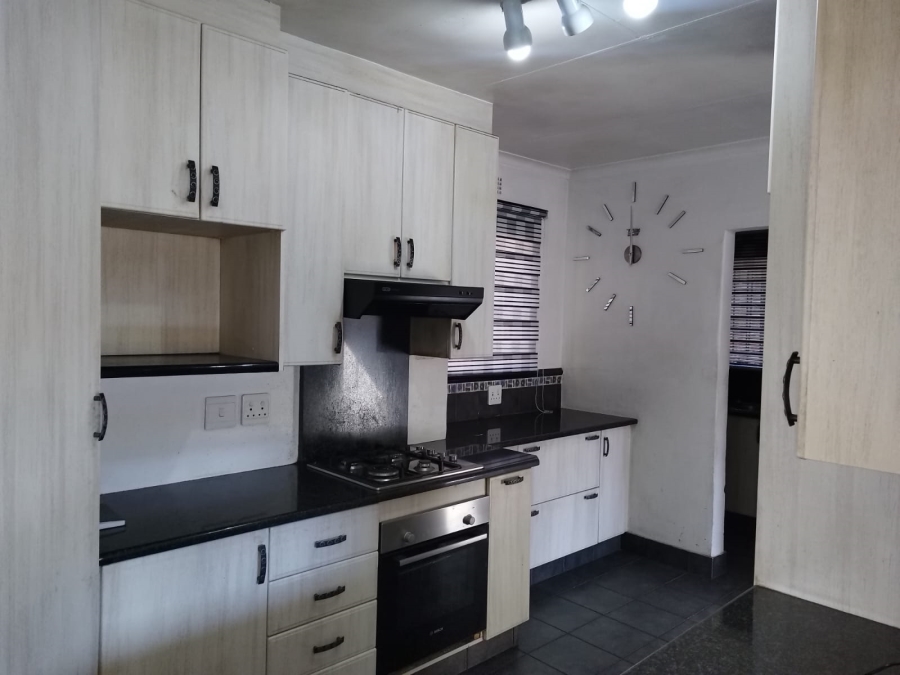 To Let 4 Bedroom Property for Rent in Birchleigh North Gauteng