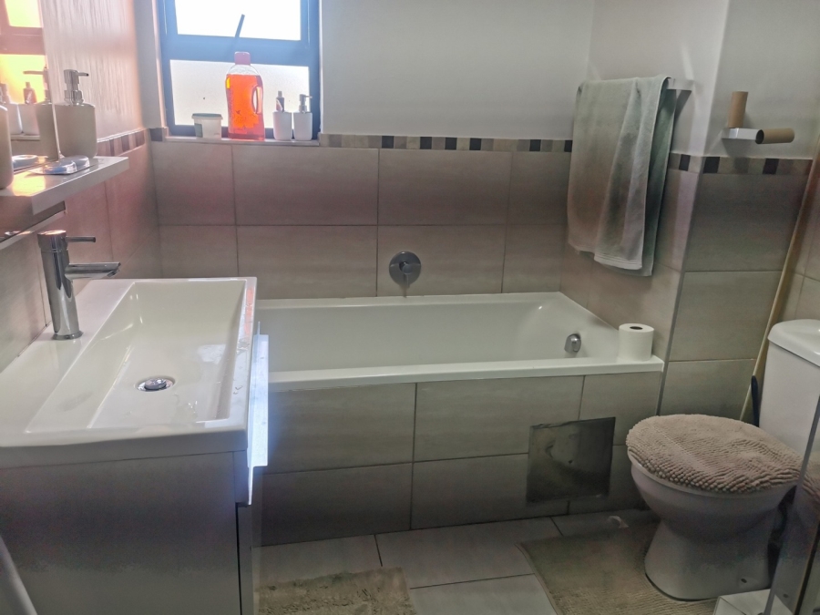 2 Bedroom Property for Sale in Sebenza Gauteng