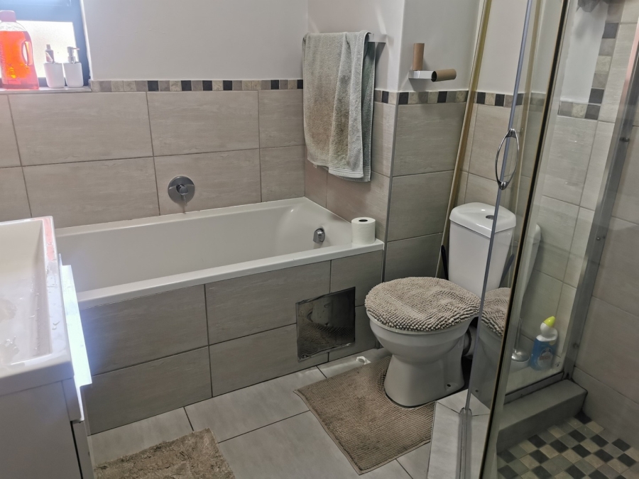 2 Bedroom Property for Sale in Sebenza Gauteng