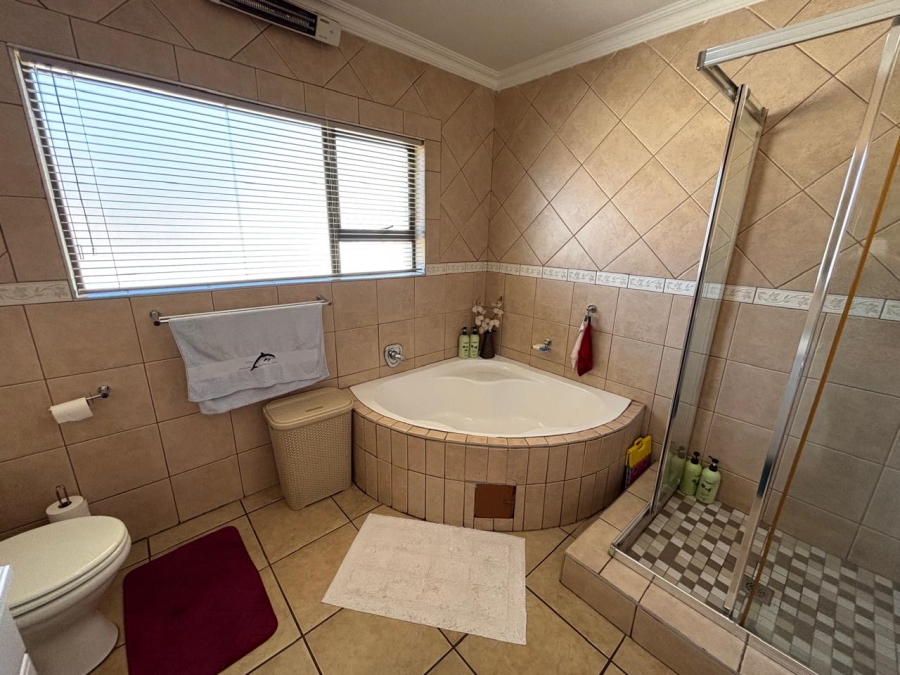 3 Bedroom Property for Sale in Greenstone Hill Gauteng