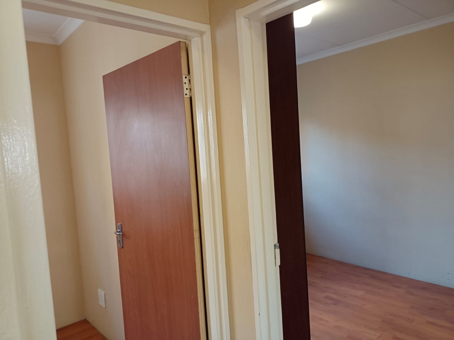 5 Bedroom Property for Sale in Clayville Gauteng