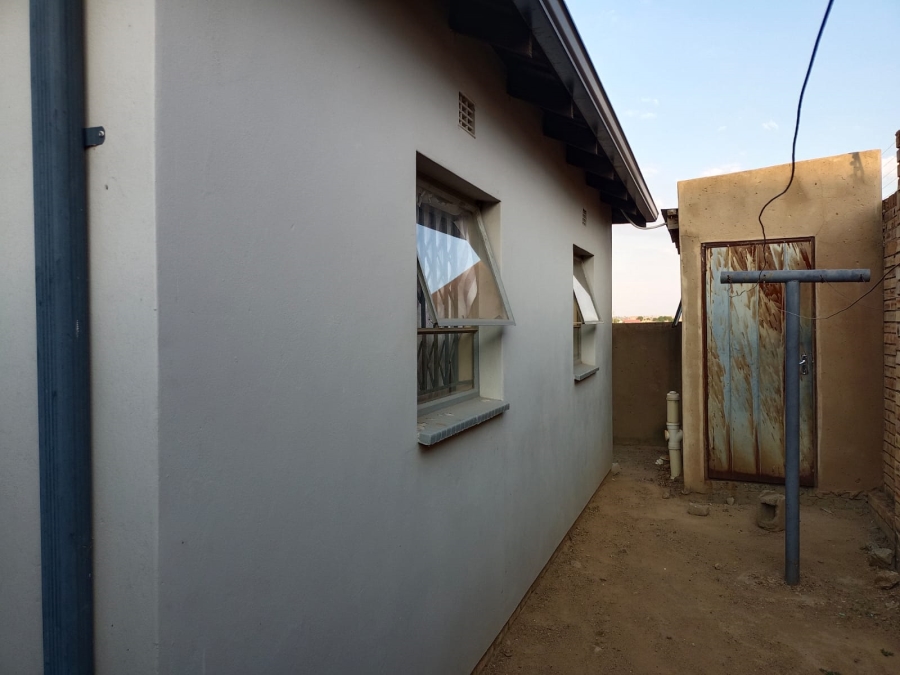 5 Bedroom Property for Sale in Clayville Gauteng