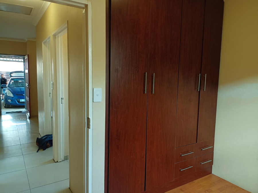 5 Bedroom Property for Sale in Clayville Gauteng