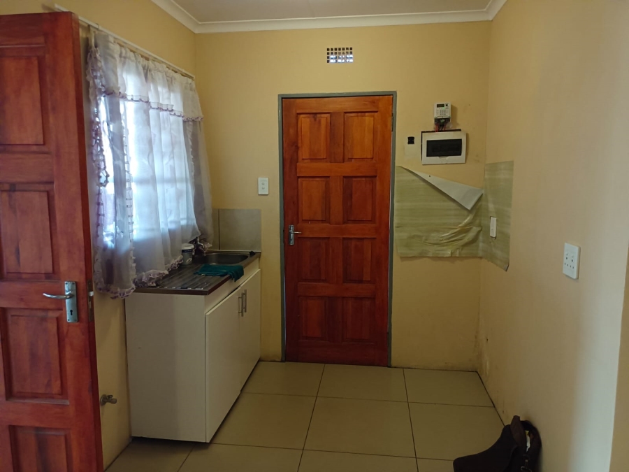 5 Bedroom Property for Sale in Clayville Gauteng