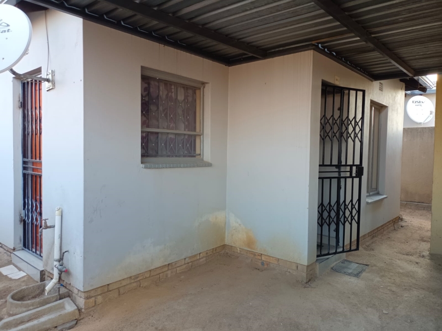 5 Bedroom Property for Sale in Clayville Gauteng