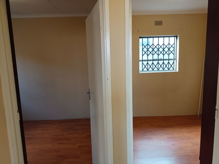 5 Bedroom Property for Sale in Clayville Gauteng