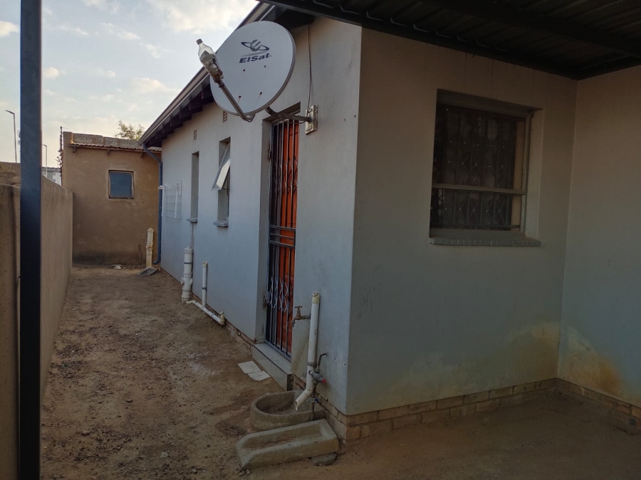 5 Bedroom Property for Sale in Clayville Gauteng