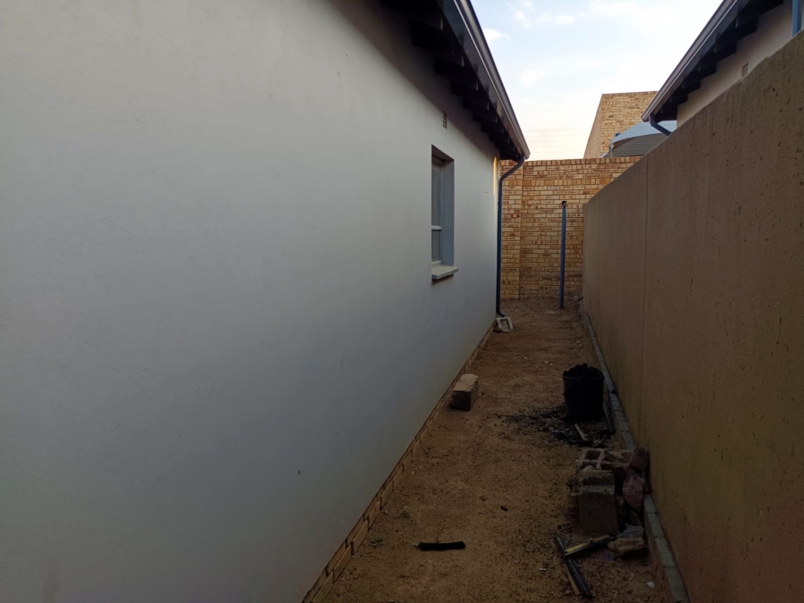 5 Bedroom Property for Sale in Clayville Gauteng