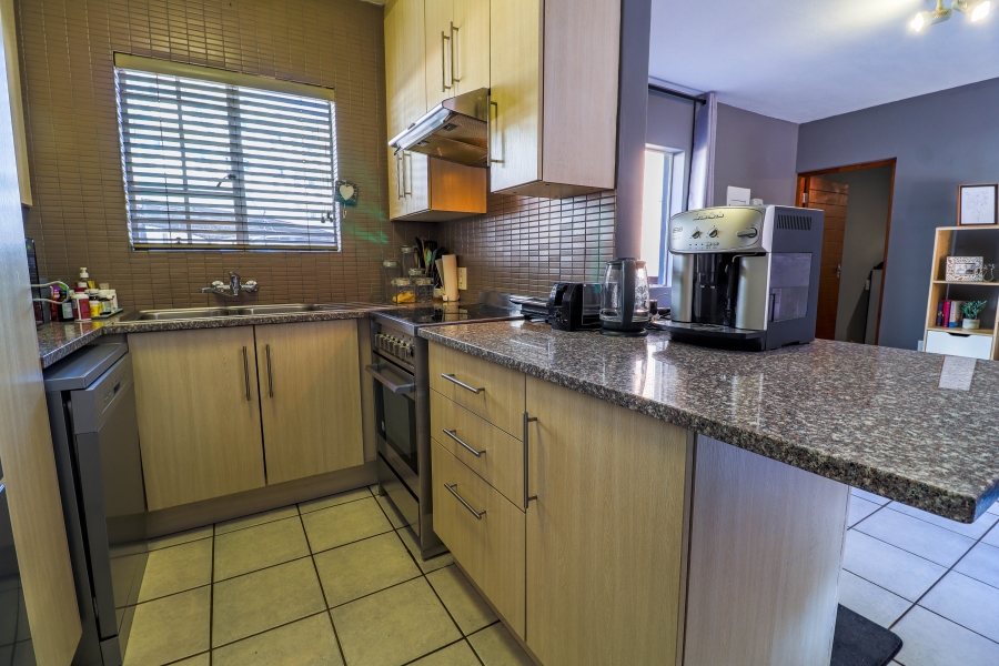 2 Bedroom Property for Sale in Die Hoewes Gauteng