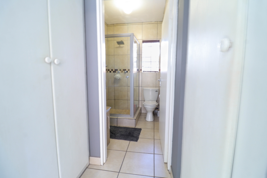 2 Bedroom Property for Sale in Die Hoewes Gauteng