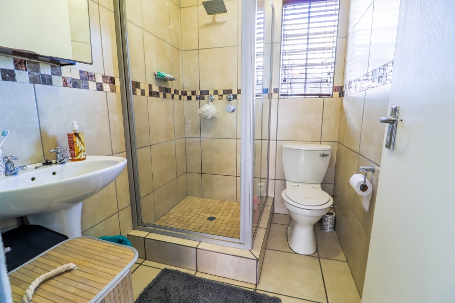 2 Bedroom Property for Sale in Die Hoewes Gauteng