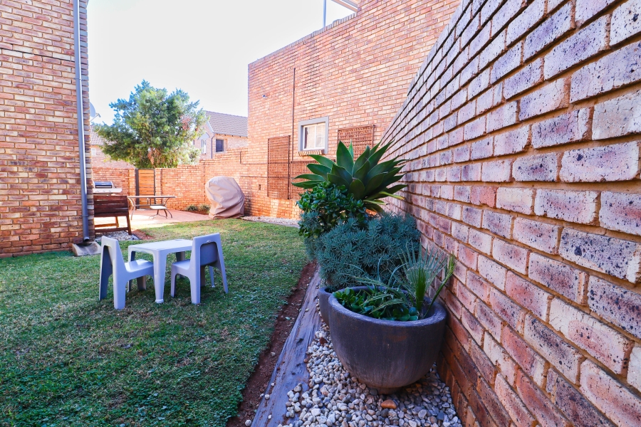 2 Bedroom Property for Sale in Die Hoewes Gauteng