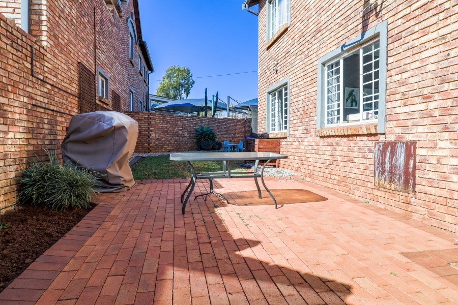 2 Bedroom Property for Sale in Die Hoewes Gauteng