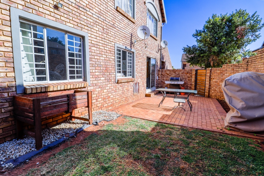 2 Bedroom Property for Sale in Die Hoewes Gauteng