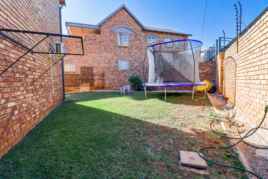2 Bedroom Property for Sale in Die Hoewes Gauteng