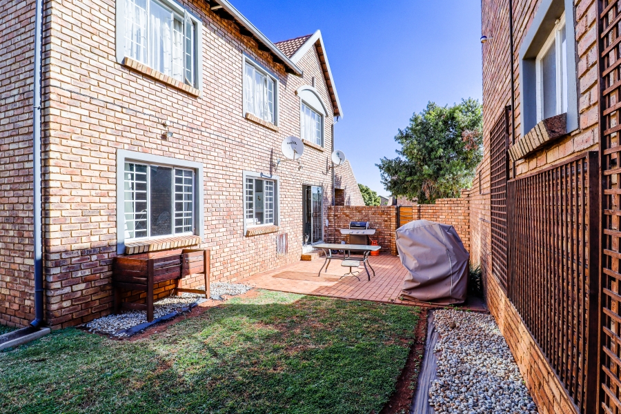 2 Bedroom Property for Sale in Die Hoewes Gauteng