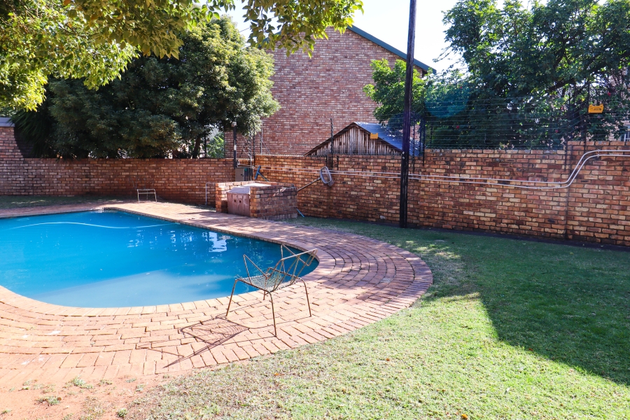 2 Bedroom Property for Sale in Die Hoewes Gauteng