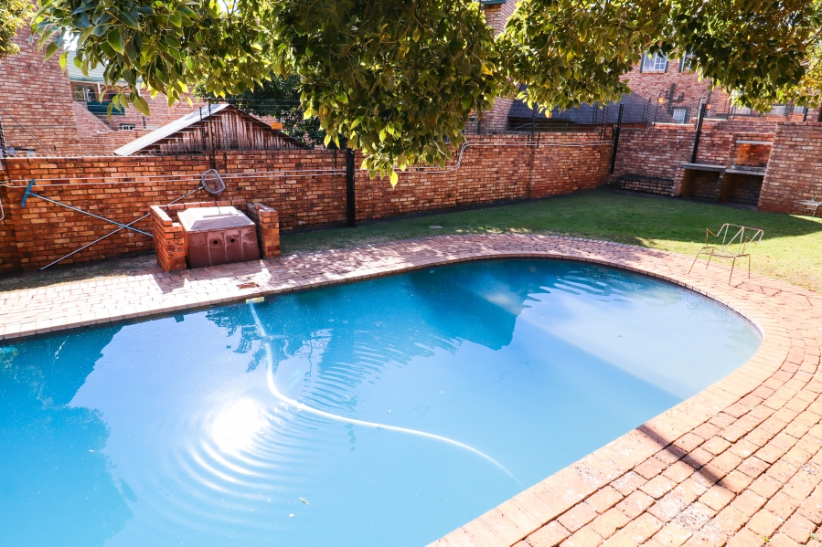 2 Bedroom Property for Sale in Die Hoewes Gauteng