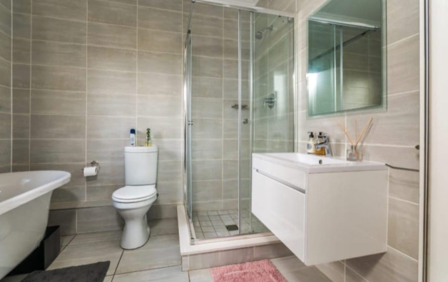 To Let 3 Bedroom Property for Rent in Waterfall Gauteng