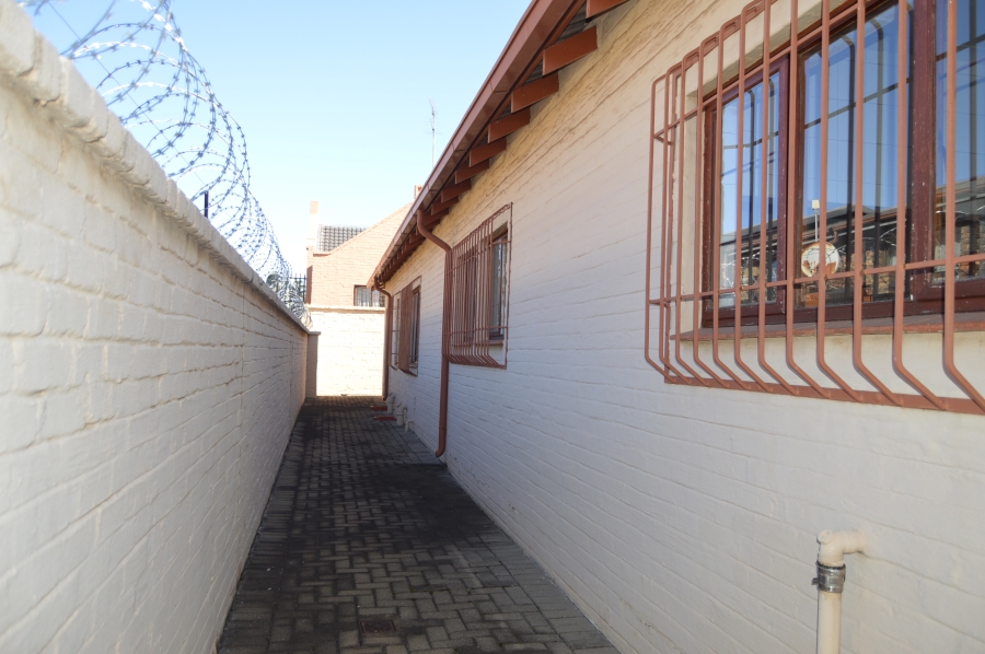 To Let 3 Bedroom Property for Rent in Florida Park Gauteng
