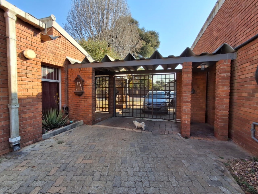 5 Bedroom Property for Sale in Presidents Dam Gauteng