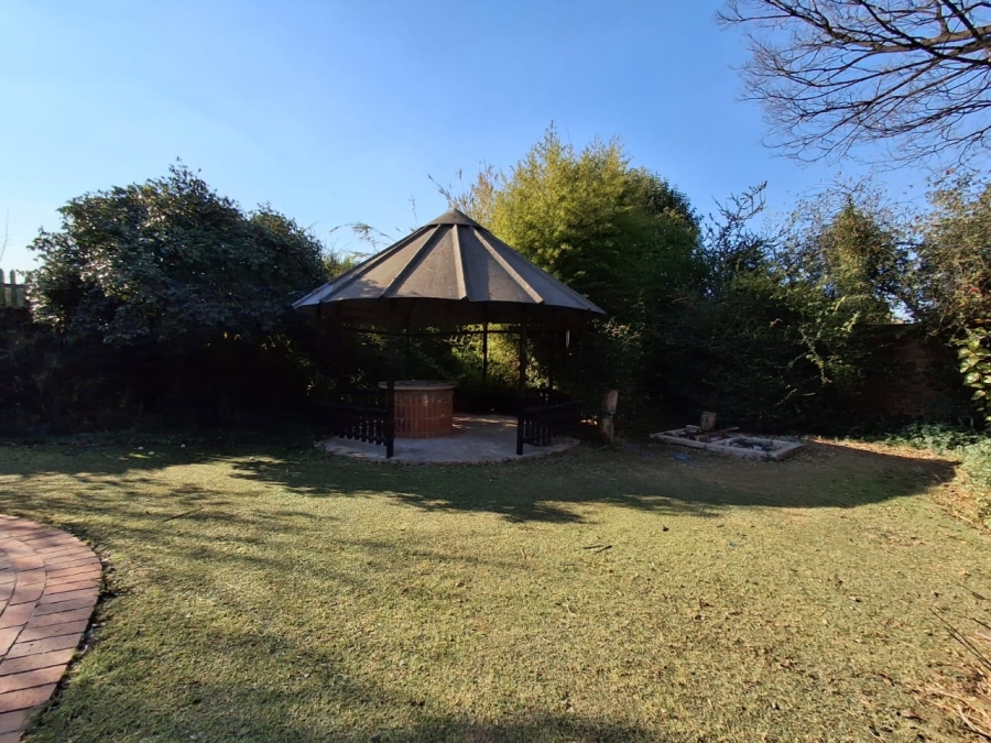 5 Bedroom Property for Sale in Presidents Dam Gauteng