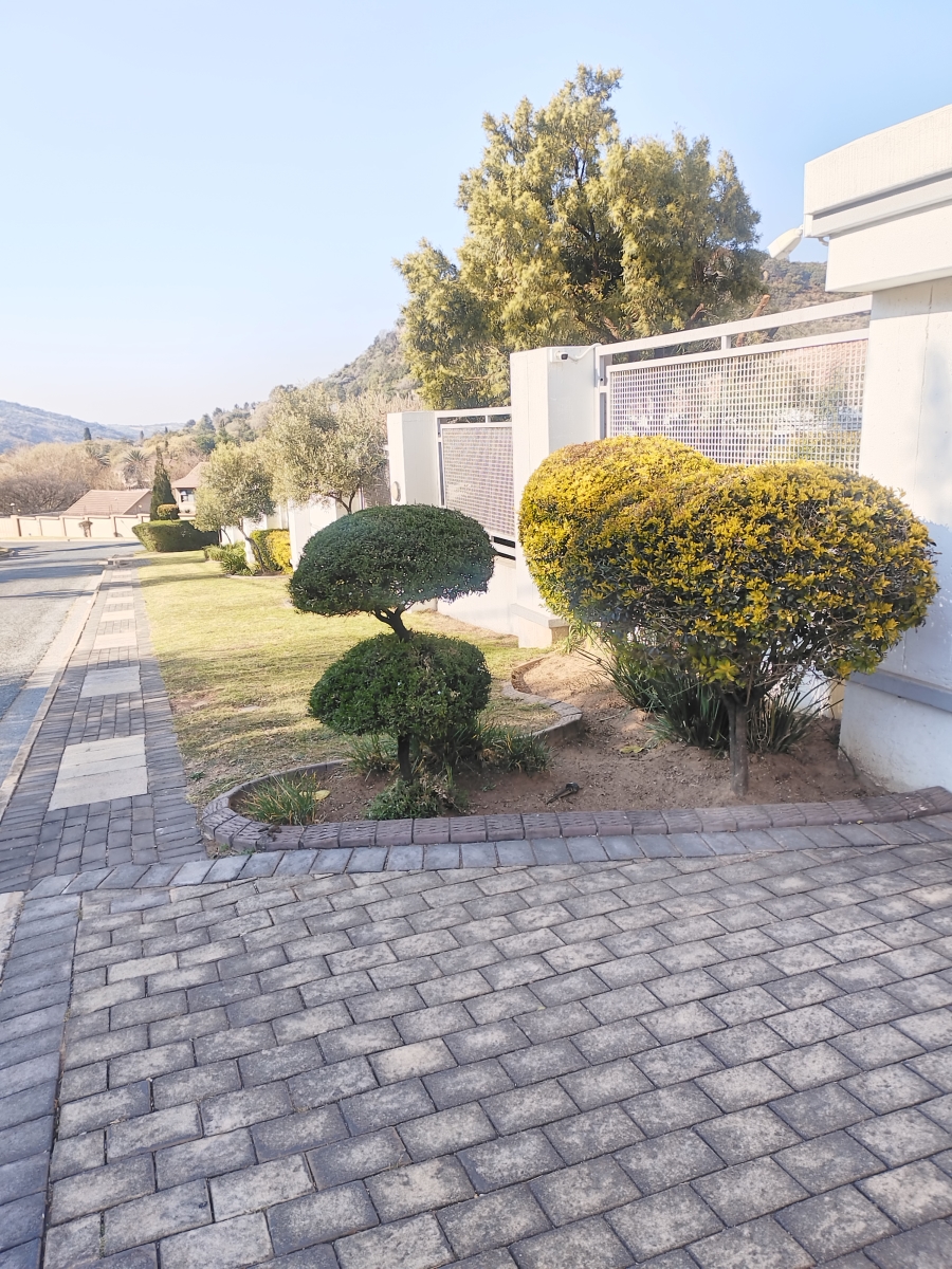 To Let 7 Bedroom Property for Rent in Mondeor Gauteng