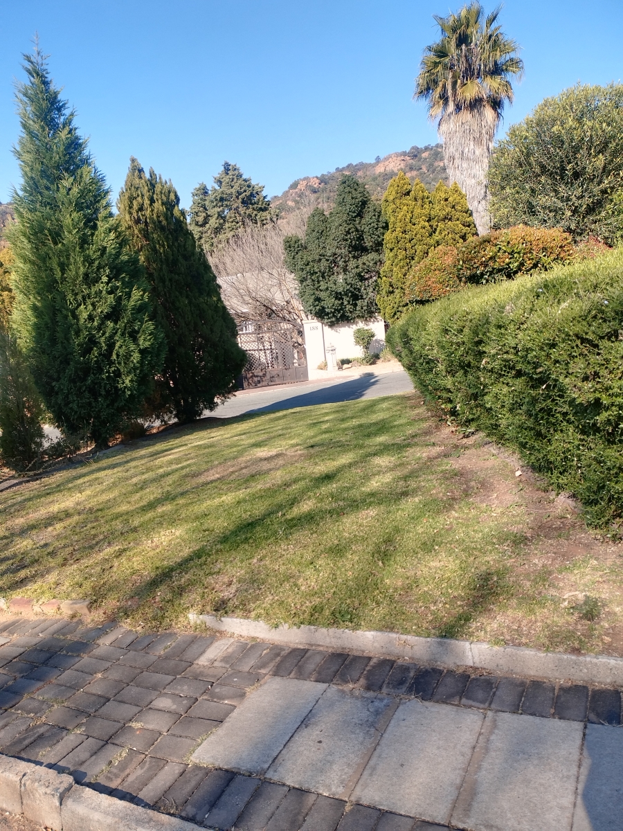 To Let 7 Bedroom Property for Rent in Mondeor Gauteng