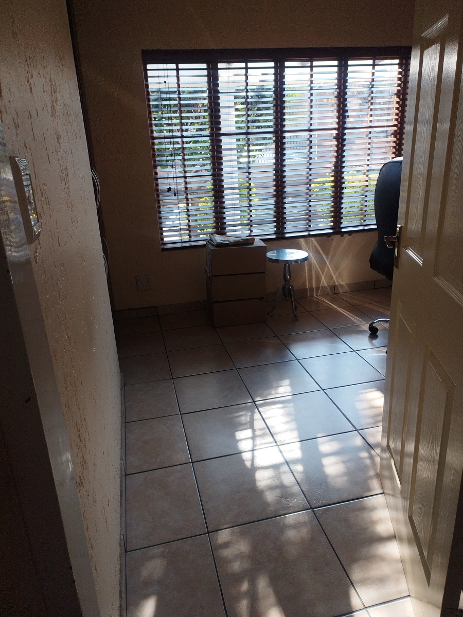 To Let 7 Bedroom Property for Rent in Mondeor Gauteng