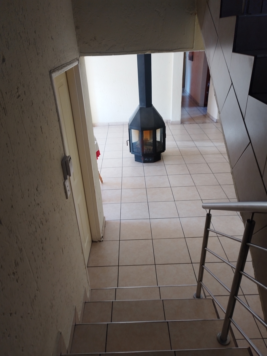 To Let 7 Bedroom Property for Rent in Mondeor Gauteng