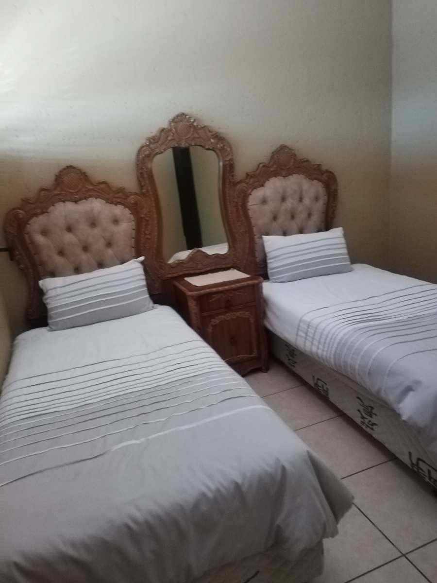 To Let 7 Bedroom Property for Rent in Mondeor Gauteng