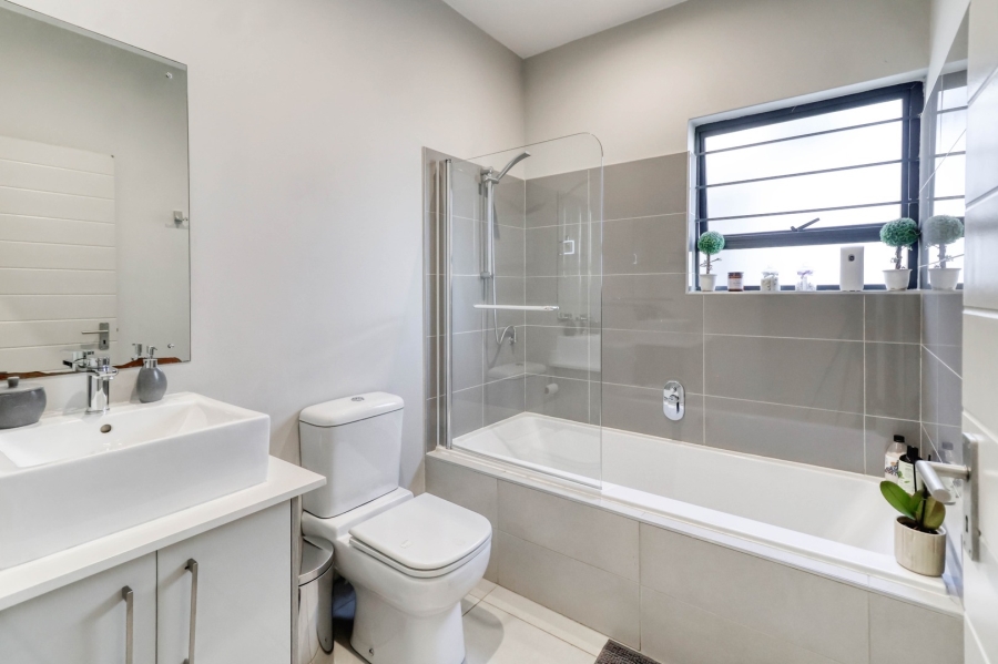 To Let 2 Bedroom Property for Rent in Broadacres Gauteng