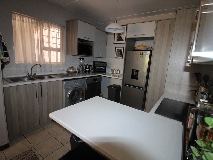 To Let 2 Bedroom Property for Rent in Lonehill Gauteng