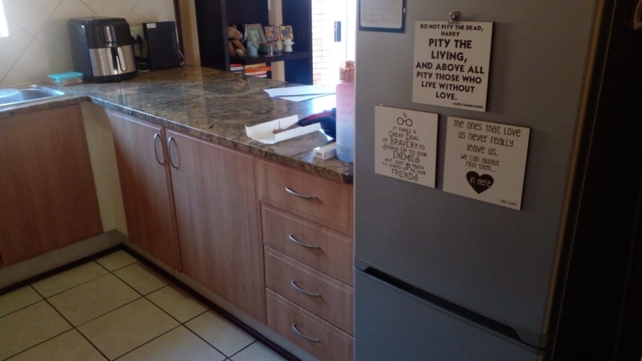 2 Bedroom Property for Sale in Die Hoewes Gauteng