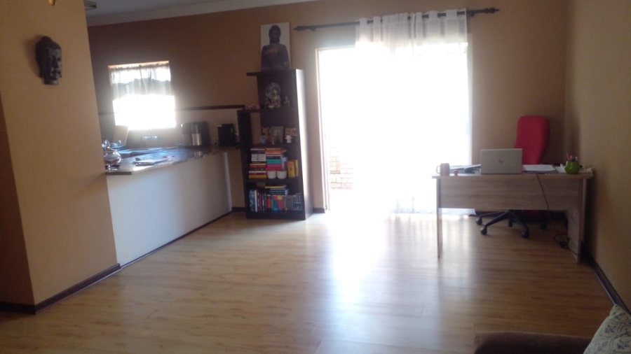 2 Bedroom Property for Sale in Die Hoewes Gauteng