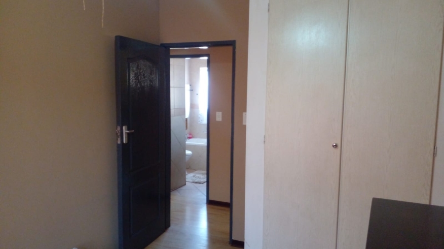 2 Bedroom Property for Sale in Die Hoewes Gauteng