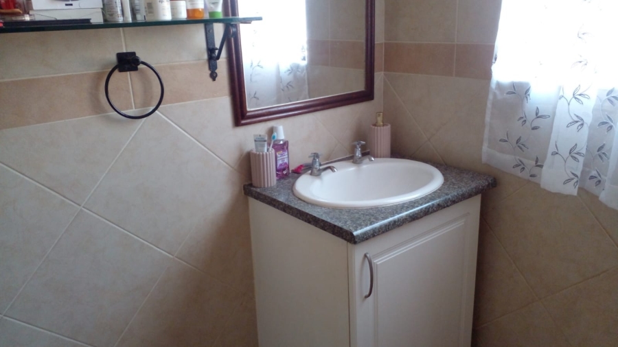 2 Bedroom Property for Sale in Die Hoewes Gauteng